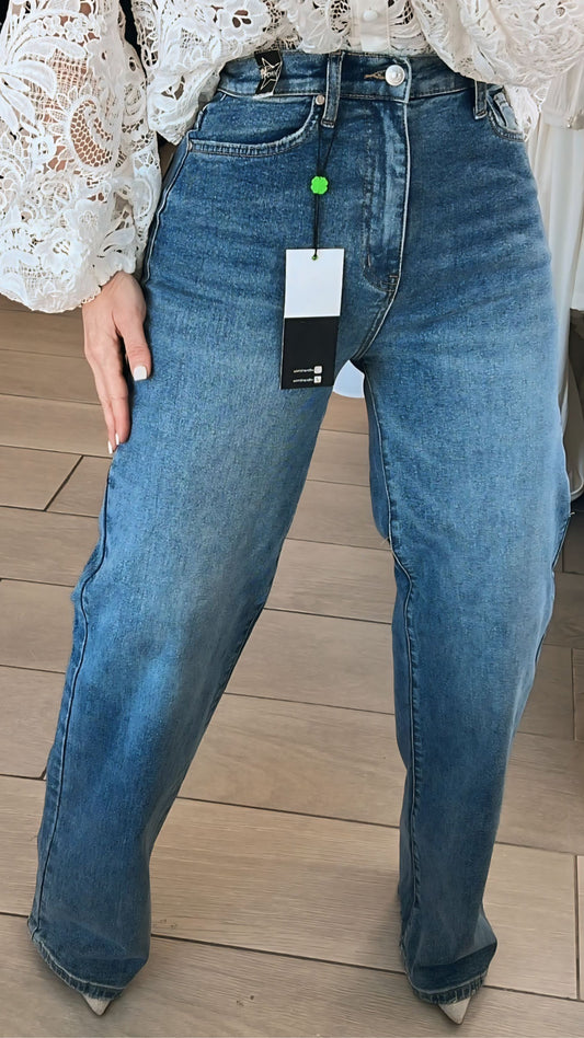 Vibrant Highwaist & Medium Tone Denim